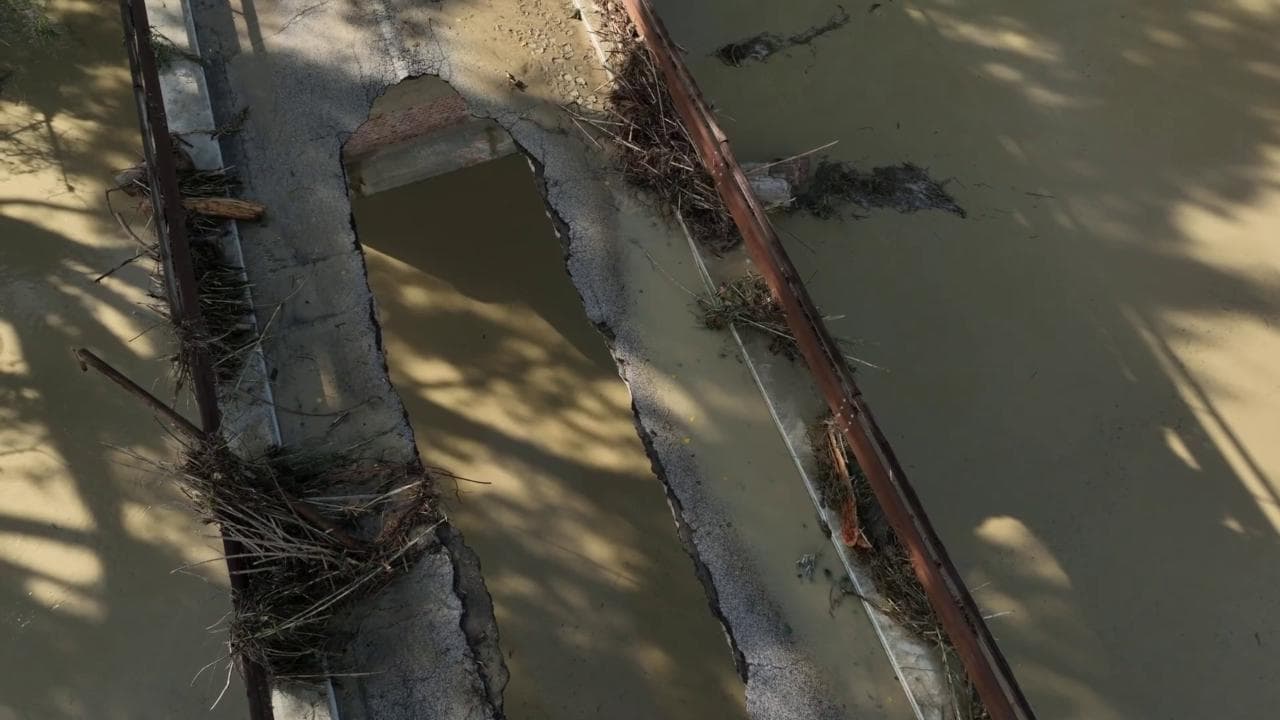 Enorme voragine sul ponte provocata dalle forti piogge sulle Marche: le immagini dal drone