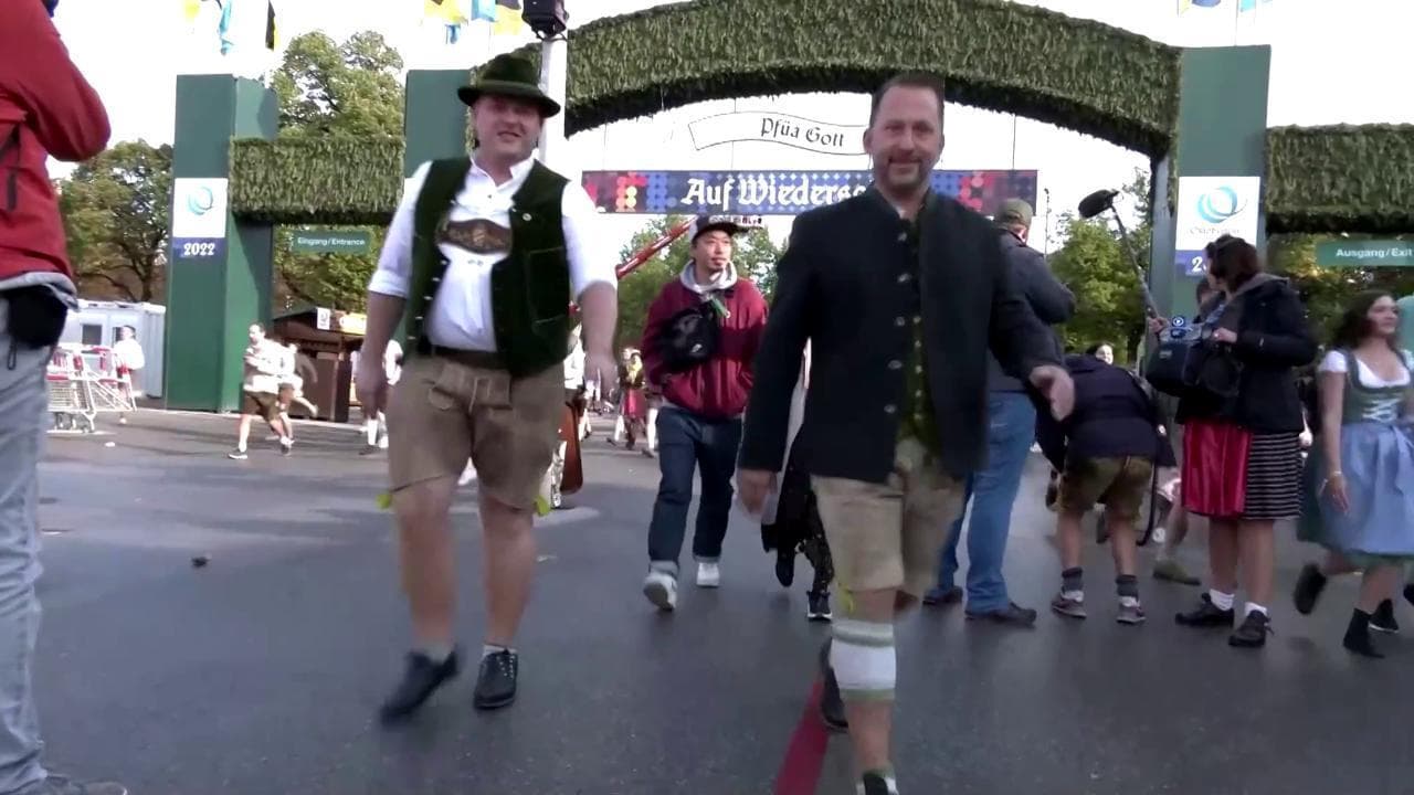 Monaco di Baviera, Oktoberfest al via dopo due anni di stop: il momento della riapertura dei cancelli