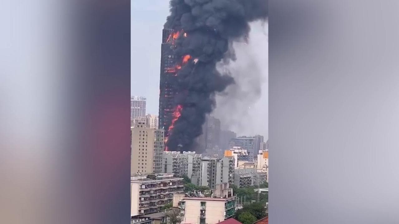 Cina, grattacielo in fiamme a Changsha