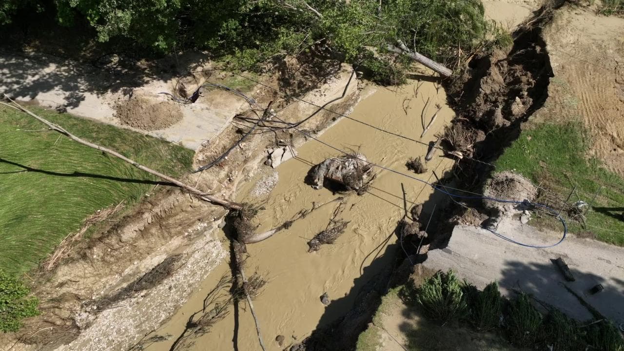 Arcevia, crolla ponte sul fiume Misa a causa dell'alluvione: le immagini dal drone