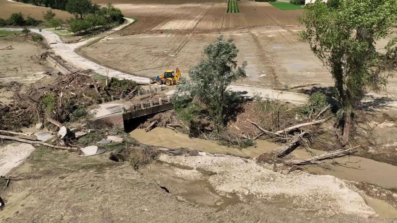 Marche, Castelleone di Suasa è isolata: il ponte blocca tronchi e detriti - le immagini dal drone