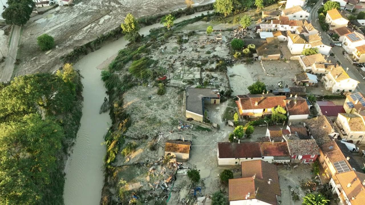 Alluvione nelle Marche, Pianello di Ostra sommersa: auto trascinate e distruzione viste dal drone