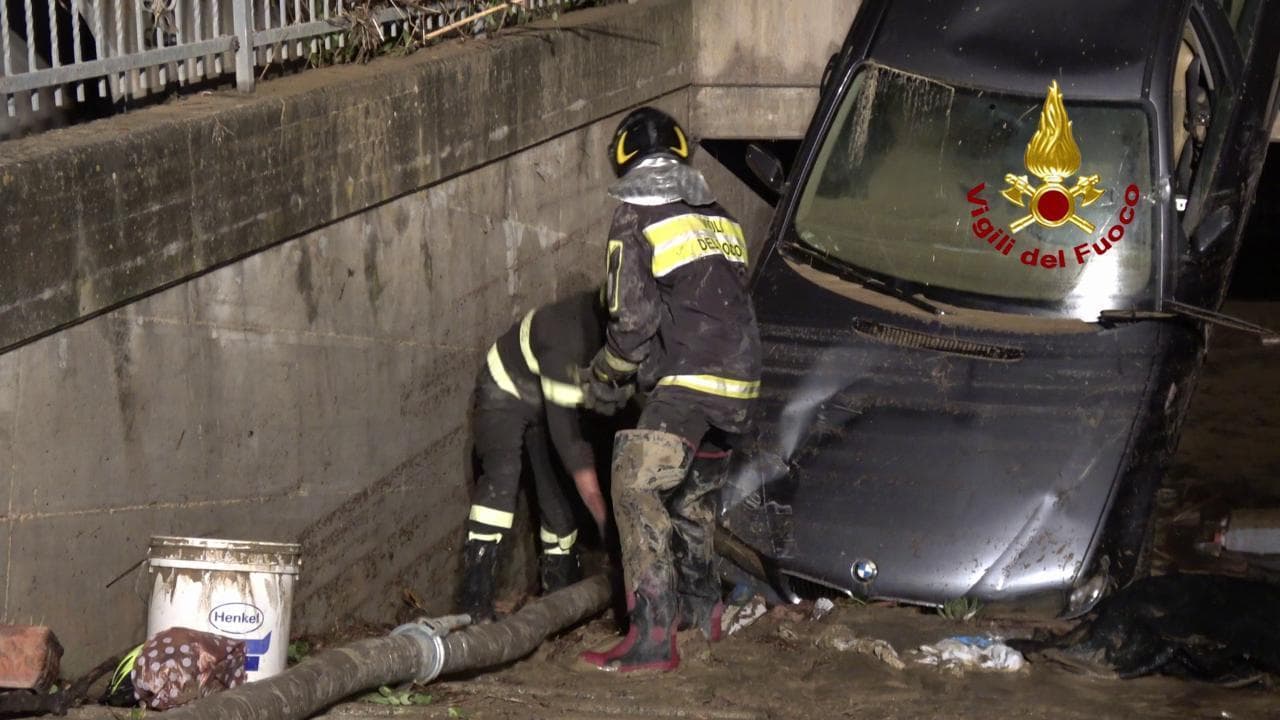Alluvione nelle Marche, i soccorsi dei vigili del fuoco con gommoni e idrovore