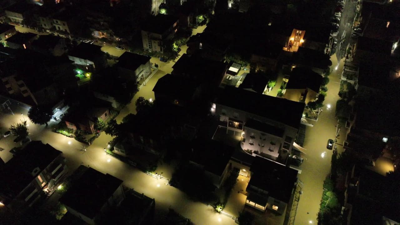 Alluvione nelle Marche, Senigallia finisce sott'acqua: la città sommersa vista dal drone