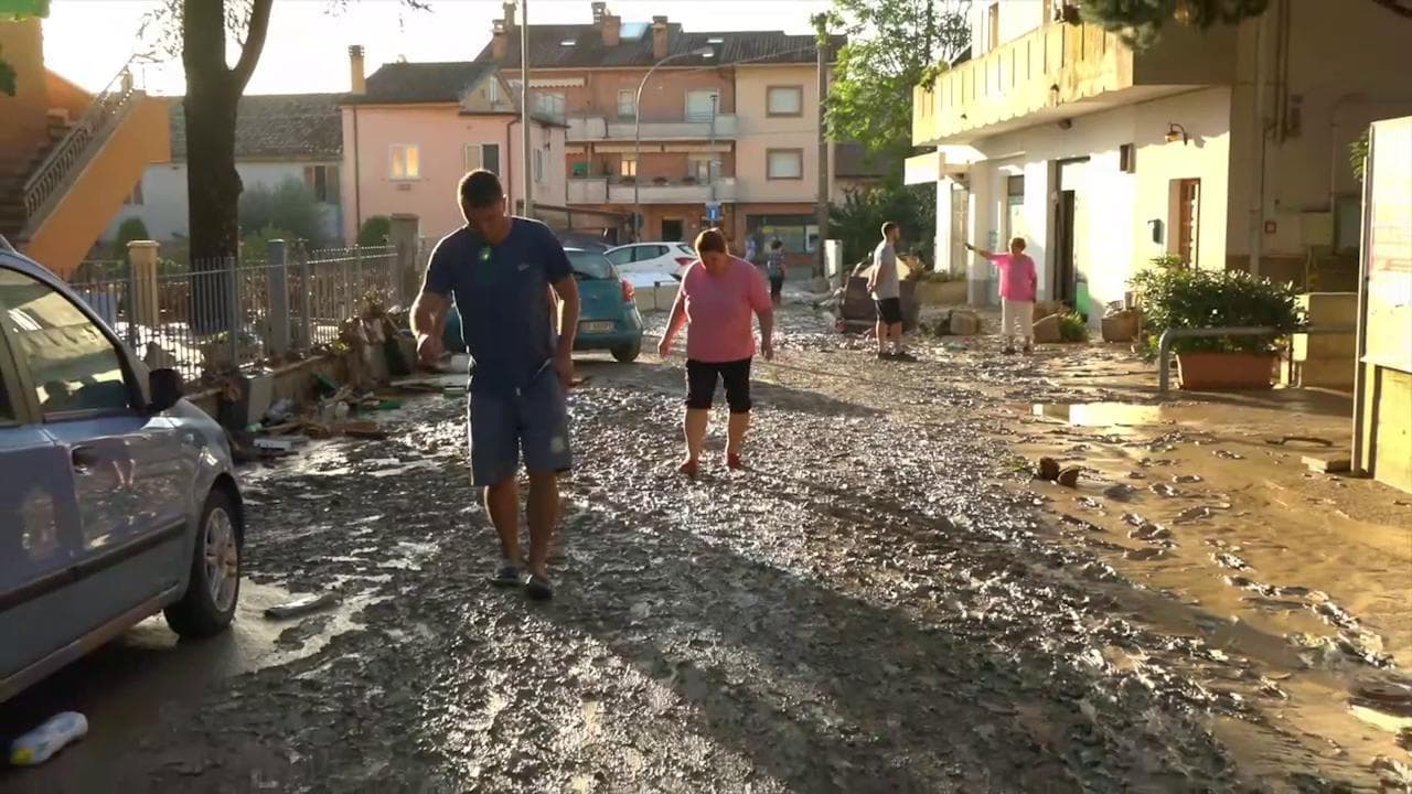 Alluvione nelle Marche, a Pianello di Ostra si cammina sul fango: ecco cosa resta del paese più colpito