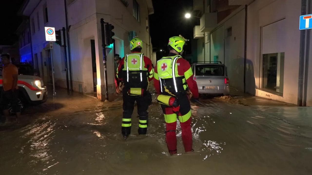Nubifragio Marche, l'assessore Saltamartini: "La gente si è salvata salendo su alberi e tetti delle auto".