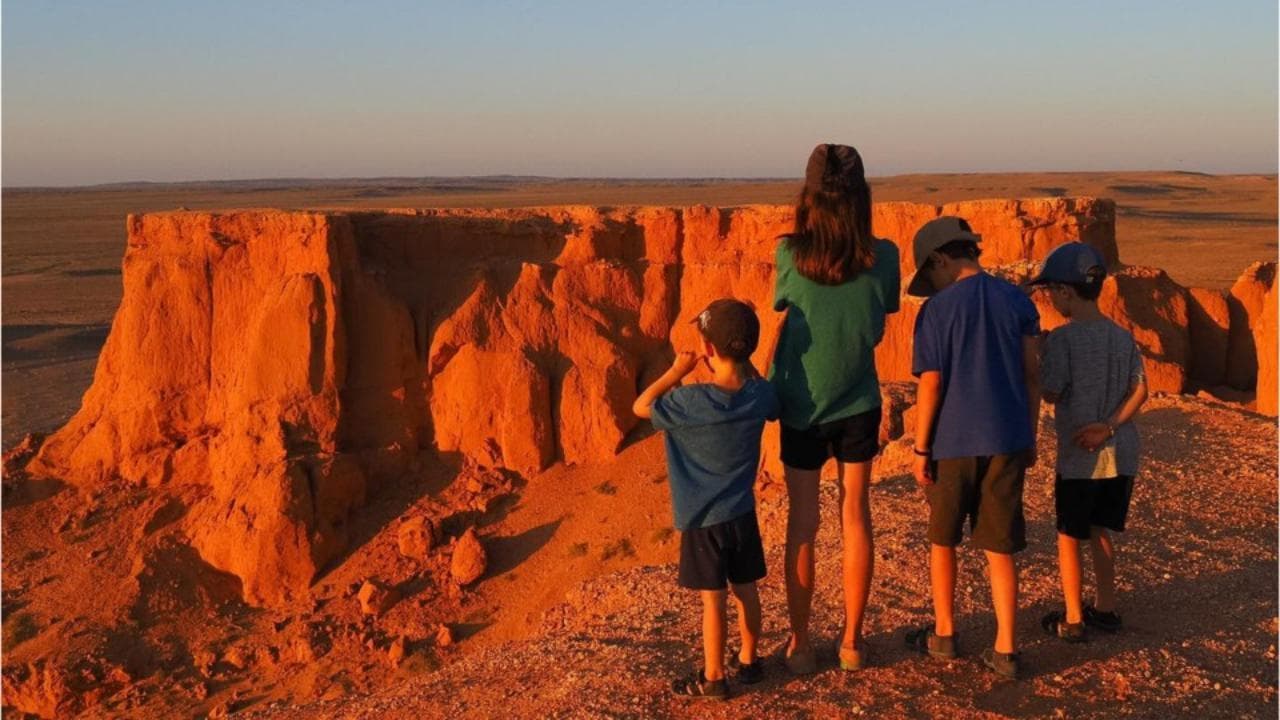 L'avventura di una famiglia: in viaggio per conoscere il mondo prima che i figli perdano la vista