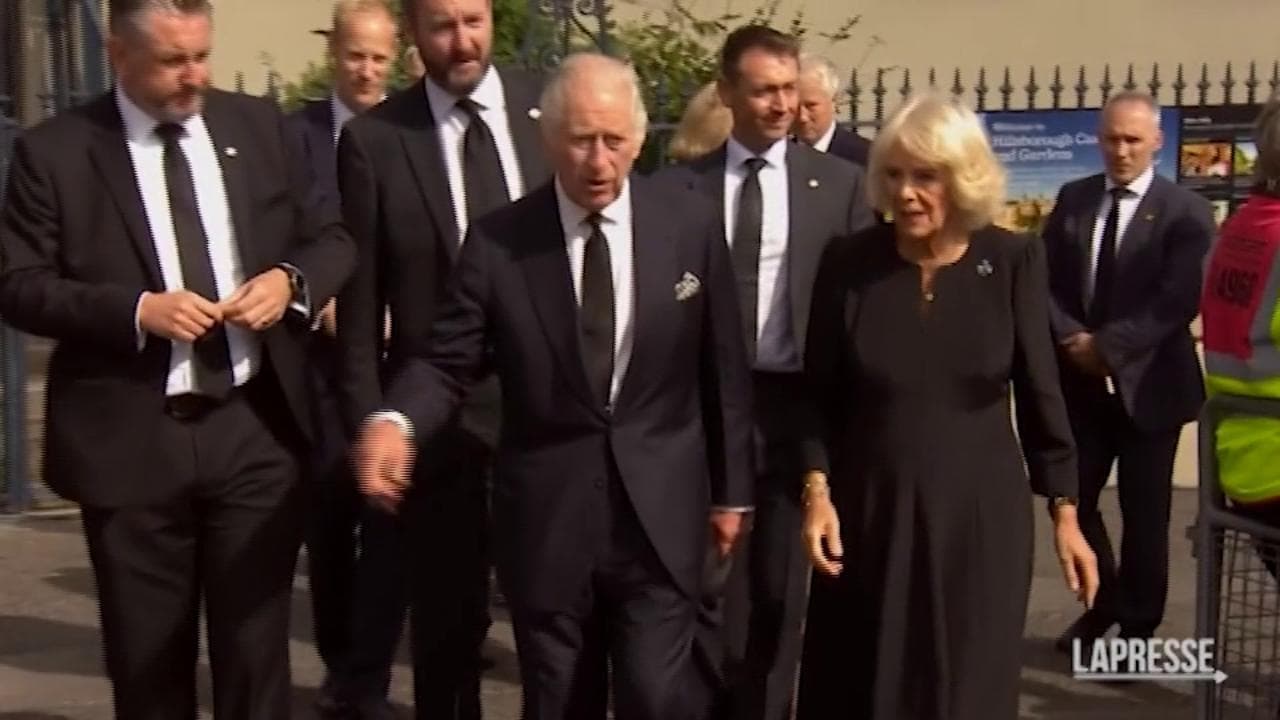 Irlanda del Nord, Carlo e Camilla accolti a Belfast dagli applausi della folla