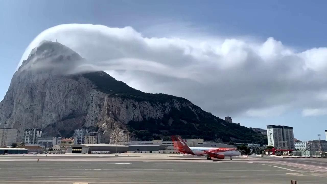 Gibilterra, infuria il Levanter: dalla rocca si alza "un'onda" di nuvole