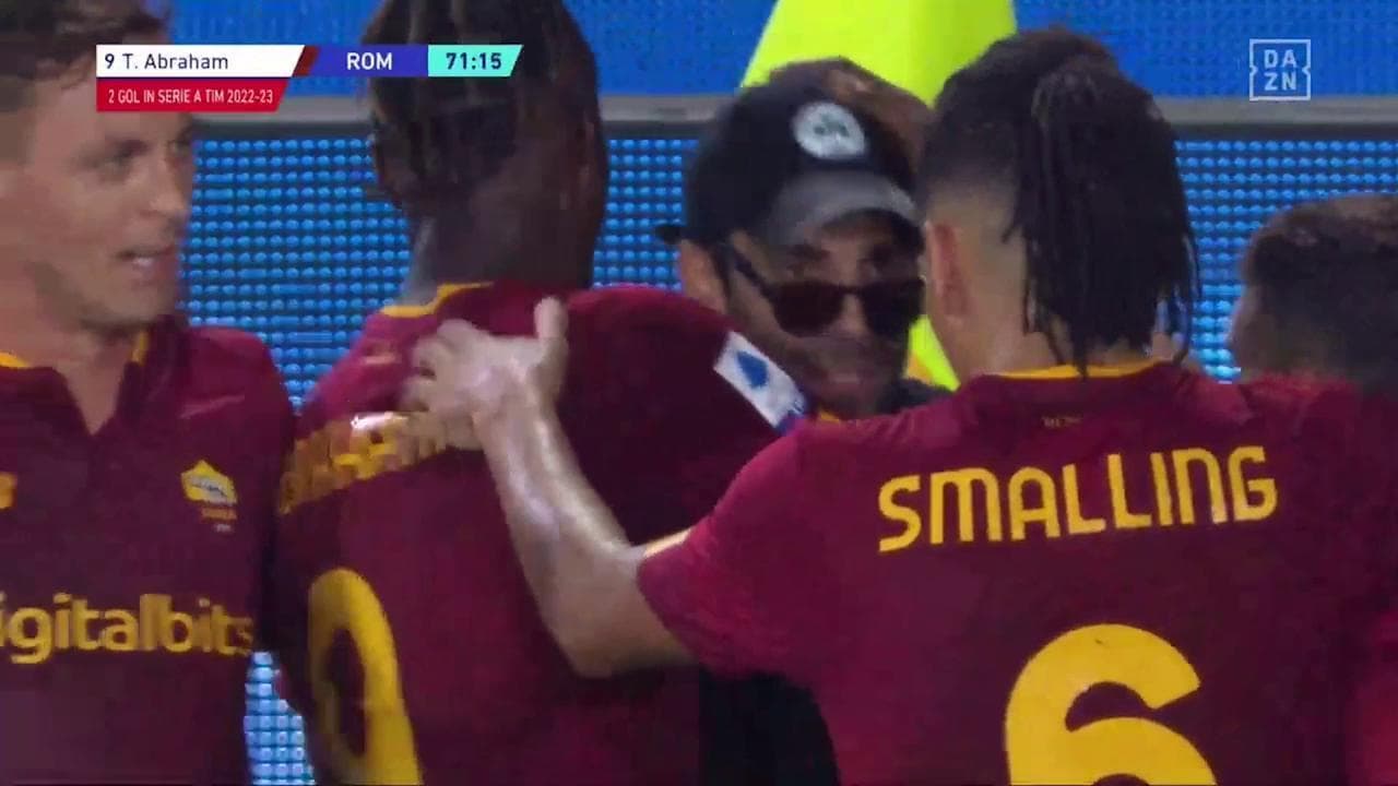 Roma, Abraham segna e un tifoso entra in campo per festeggiare: l'attaccante si gira e lo abbraccia