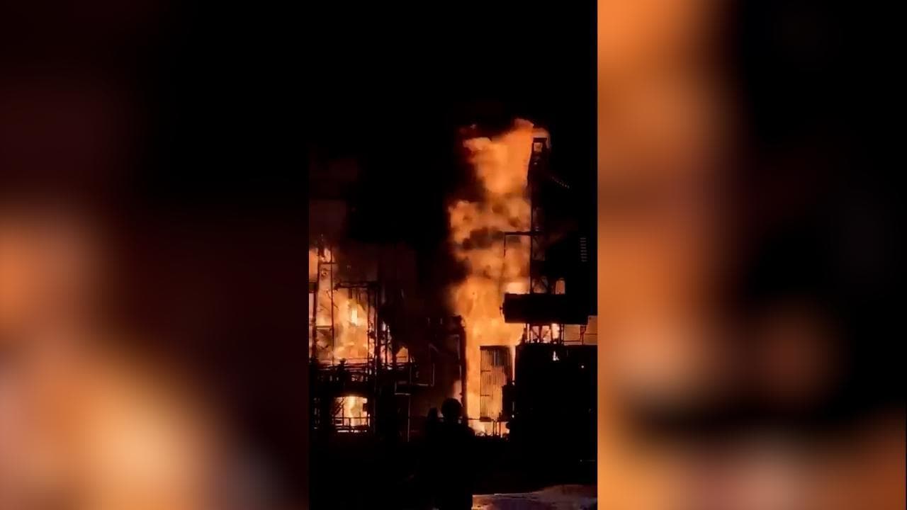 Kharkiv al buio, la centrale elettrica distrutta dalla fiamme dopo il raid dei russi
