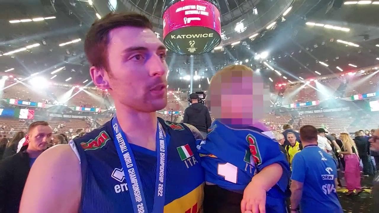 Volley, Italia campione del mondo. Simone Anzani: "Stupendo festeggiare con tutta la mia famiglia"