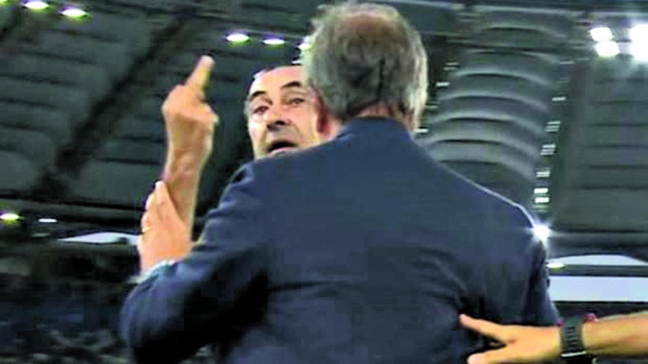 Lazio, l'allenatore Maurizio Sarri mostra il dito medio alla panchina del Verona