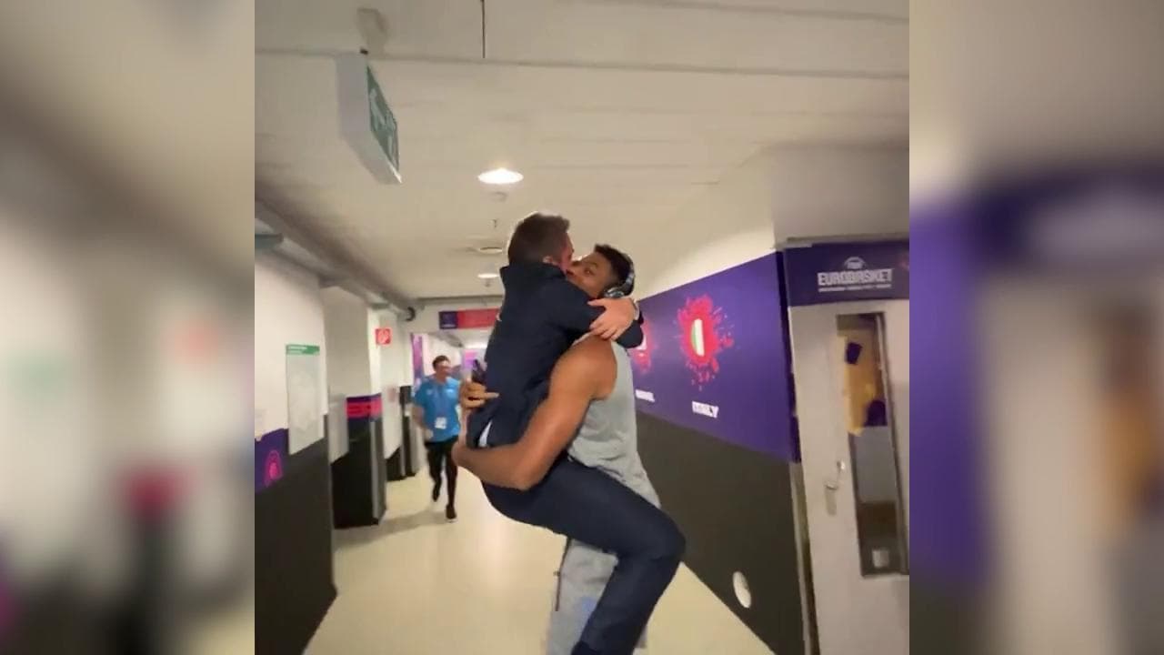 Basket, Europei: Pozzecco, pazzo di gioia, salta in braccio ad Antetokounmpo: "I love you, Giannis"