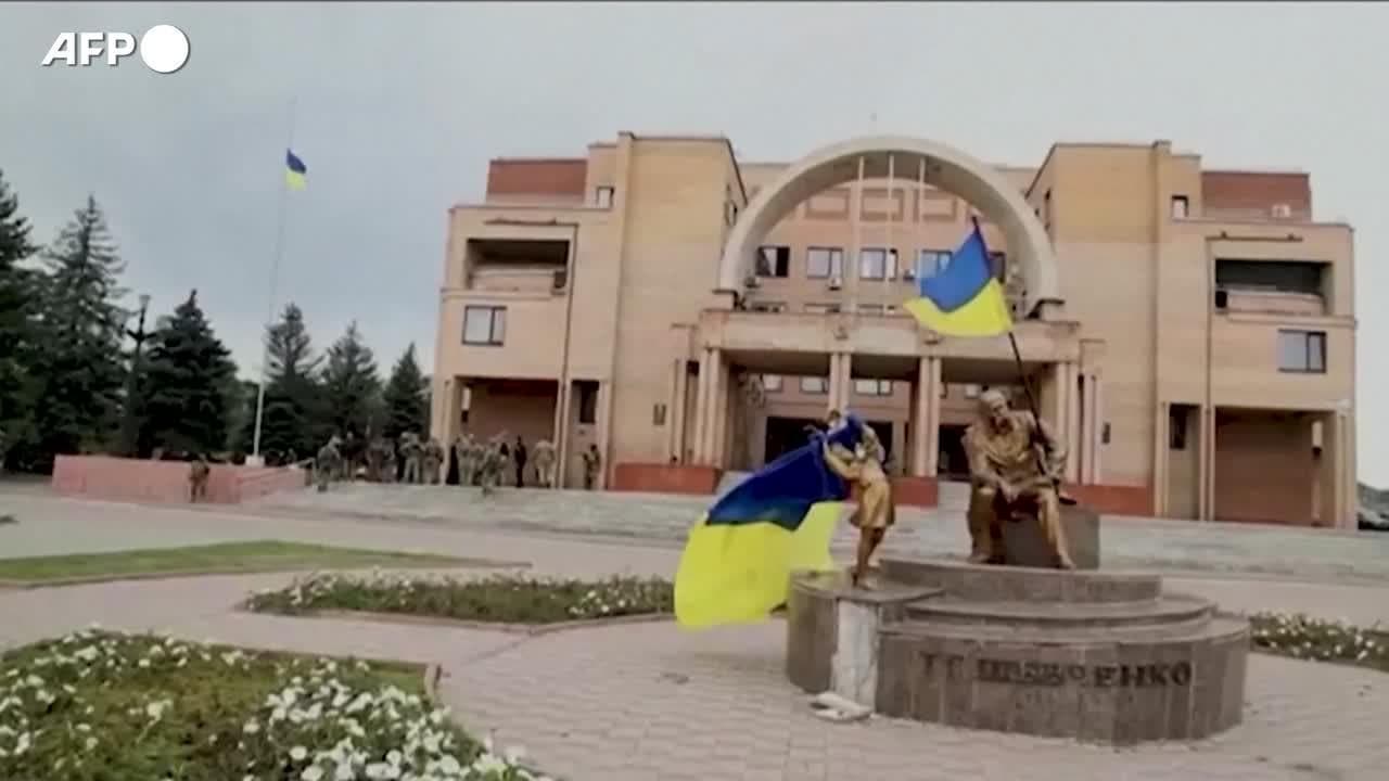 Liberata la città di Balakliya, davanti al municipio viene issata la bandiera dell'Ucraina