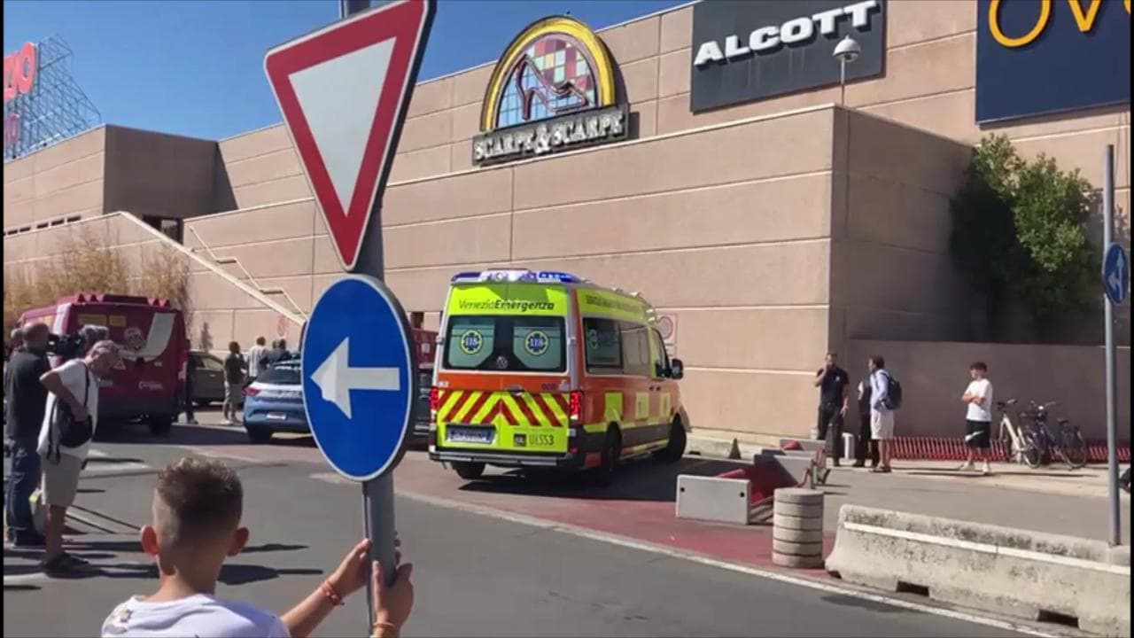 Mestre, assalto a portavalori al centro commerciale: prime immagini sul luogo della sparatoria