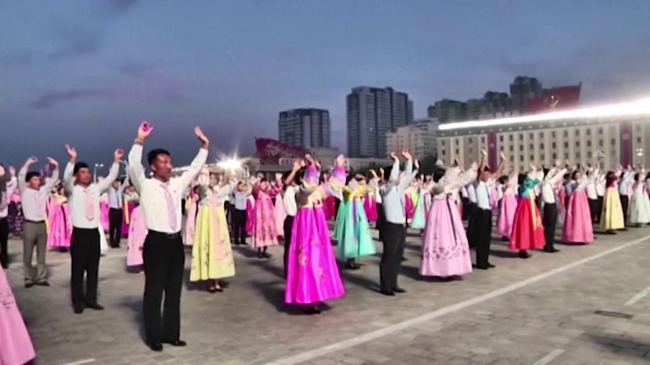 Corea del Nord, il ballo degli studenti in piazza per festeggiare la fondazione dello Stato