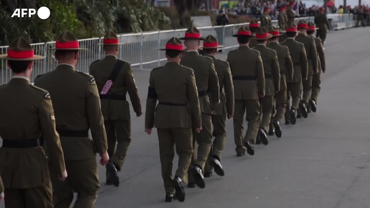 96 colpi di cannone, così la Nuova Zelanda rende omaggio a Elisabetta II