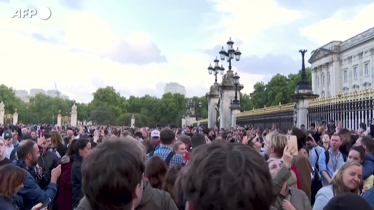 Londra, un triste "God Save the Queen" risuona a Buckingham Palace