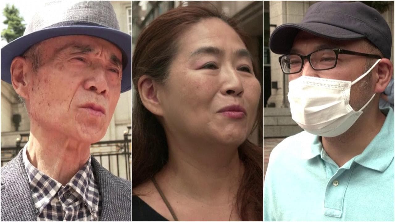Tokyo, l'omaggio commosso dei giapponesi a Elisabetta II: inchini e fiori davanti l'ambasciata