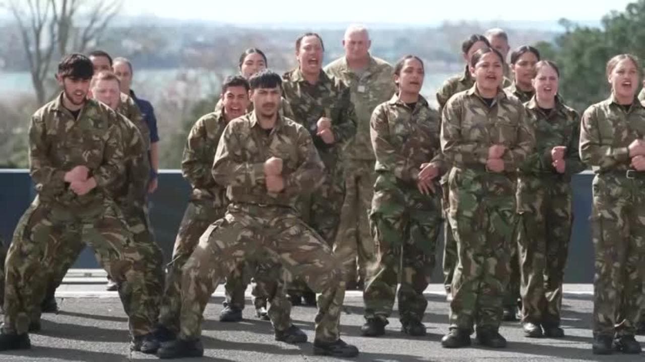 Nuova Zelanda, le reclute omaggiano la regina: la tradizionale danza haka in suo onore