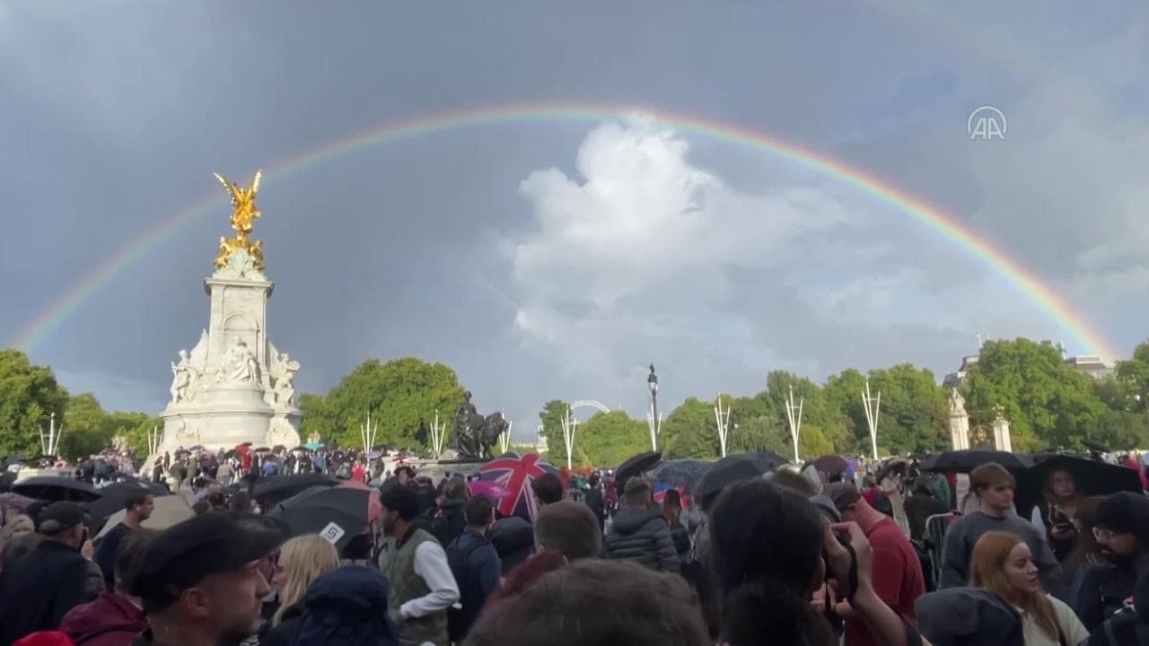 Doppio arcobaleno sopra Buckingham Palace mentre l'Inghilterra dice addio alla Regina Elisabetta