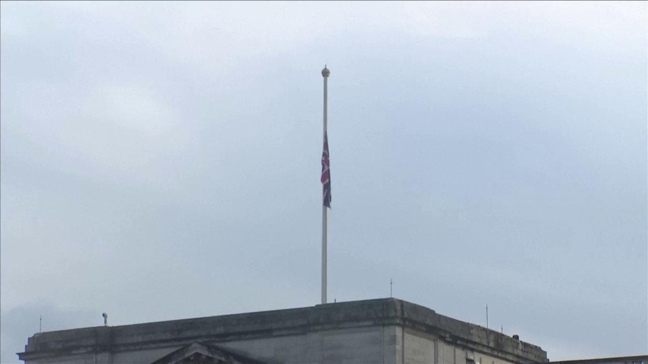 Morte della Regina Elisabetta, bandiere a mezz'asta a Buckingham Palace