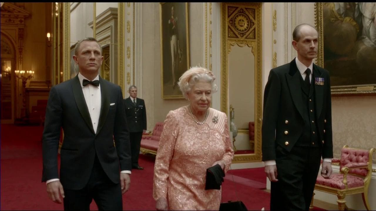 Quando la regina Elisabetta si lanciò dall'elicottero insieme a 007: il cameo per le Olimpiadi 2012