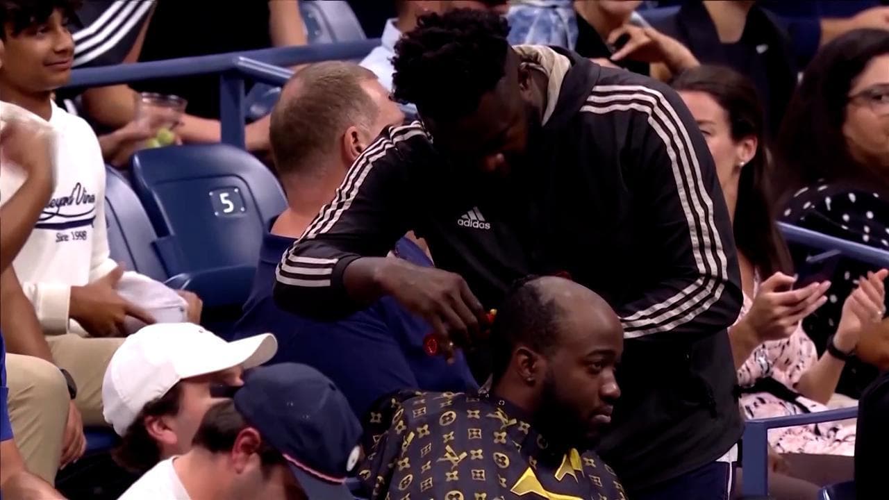 Us Open, mentre Kyrgios gioca c'è qualcuno sugli spalti che si fa tagliare i capelli in diretta