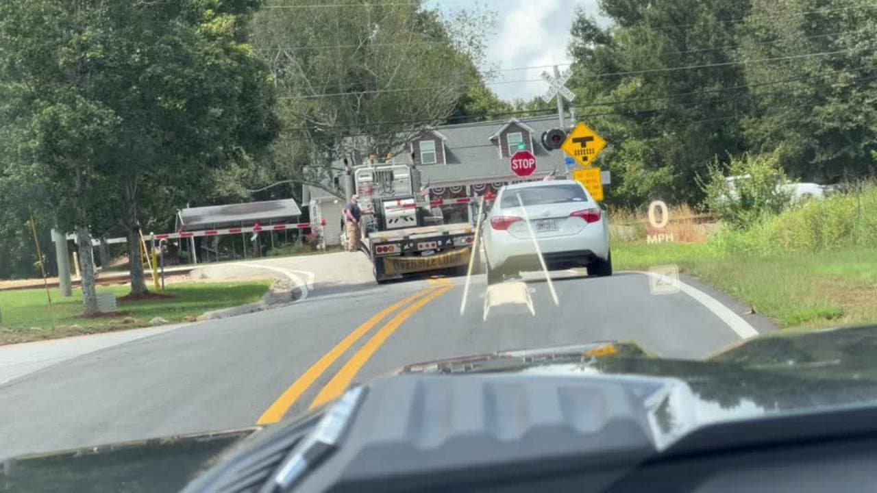 Usa, il passaggio a livello non funziona: camion si ferma sui binari e il treno lo centra in pieno
