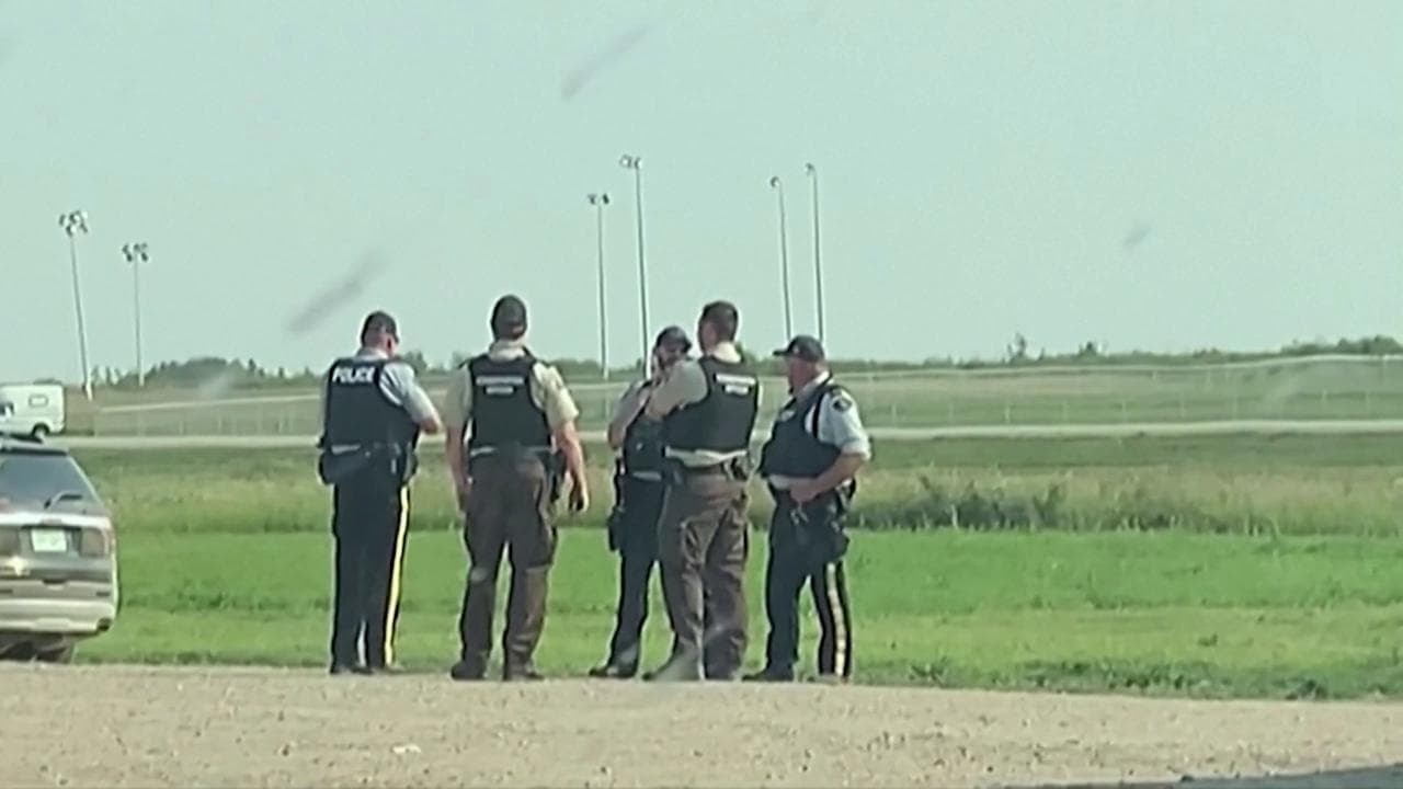 Accoltellano 10 persone per strada, è caccia all'uomo in Canada: i posti di blocco della polizia