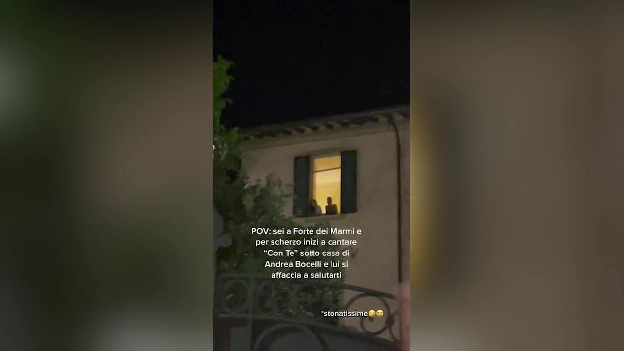 Fan cantano 'Con te partirò' sotto casa di Bocelli: il tenore si affaccia a salutare
