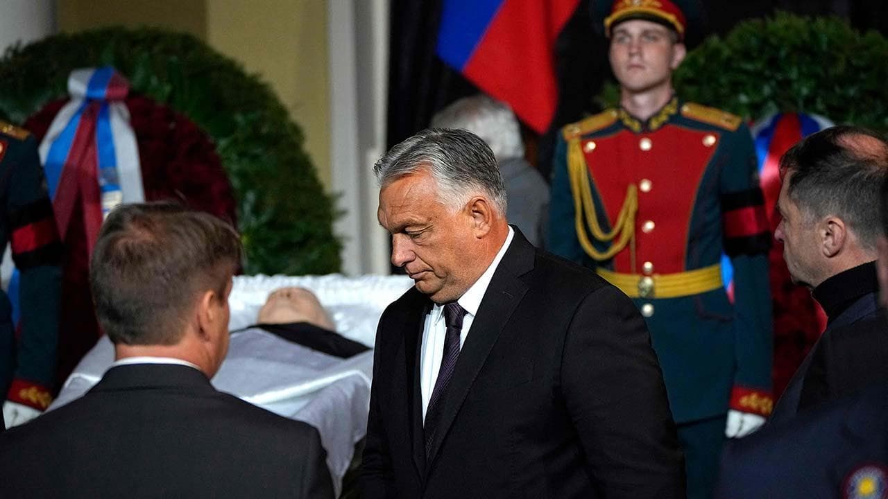 Mosca, in migliaia per l'addio a Gorbaciov: gli omaggi di Orbán e l'assenza di Putin