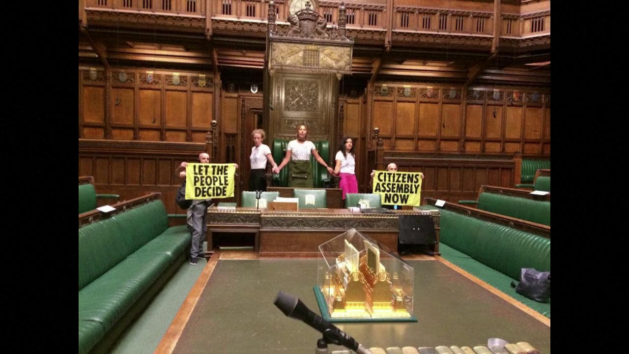 Extinction Rebellion occupa l'aula del parlamento inglese "Lasciate che decida il popolo"