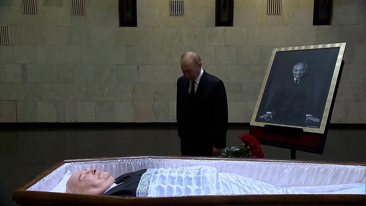 Morte Gorbaciov, il freddo addio di Putin: inchino e bouquet di rose rosse davanti alla bara