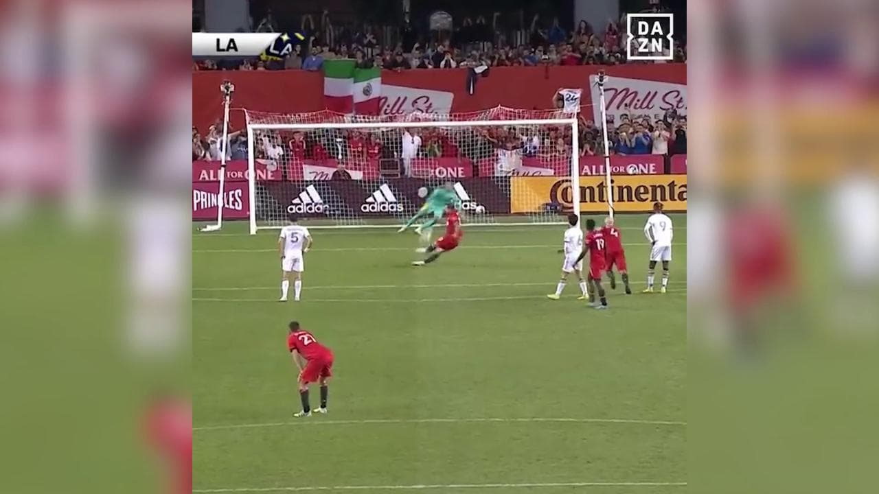 Bernardeschi scivola ma segna lo stesso il rigore per Toronto contro Los Angeles