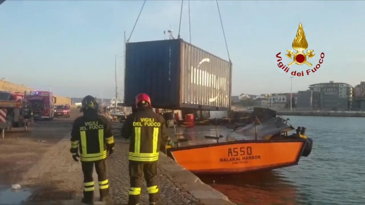 Crotone, scoppia un container su un rimorchiatore in porto: le immagini dei soccorsi