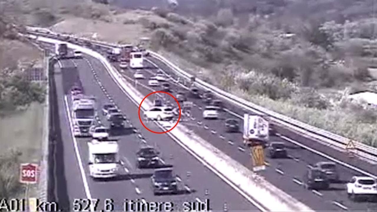 Suv fa inversione a U in autostrada, con gli agenti si giustifica: "Seguivo il navigatore"