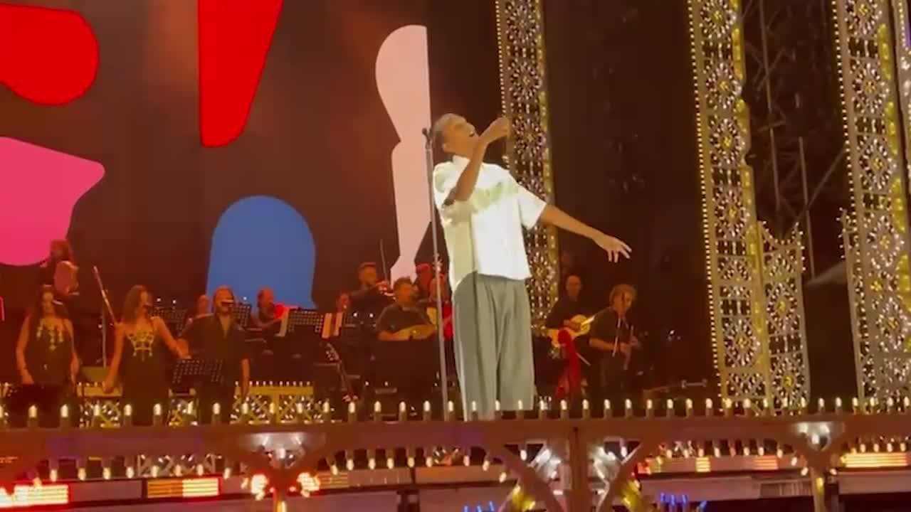 Melpignano, Stromae balla la pizzica su palco del Concertone per la "Notte della Taranta"