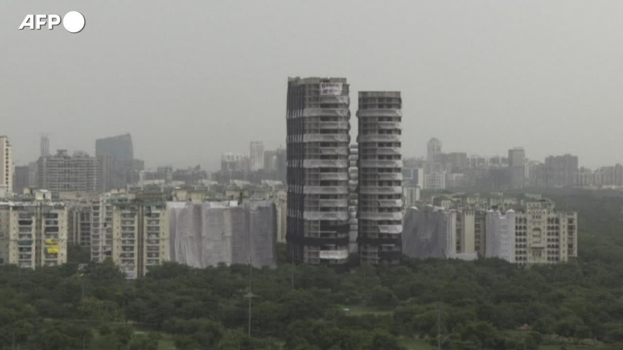 India, demolite in 9 secondi due torri gemelle: usati quasi 4mila chili di esplosivo