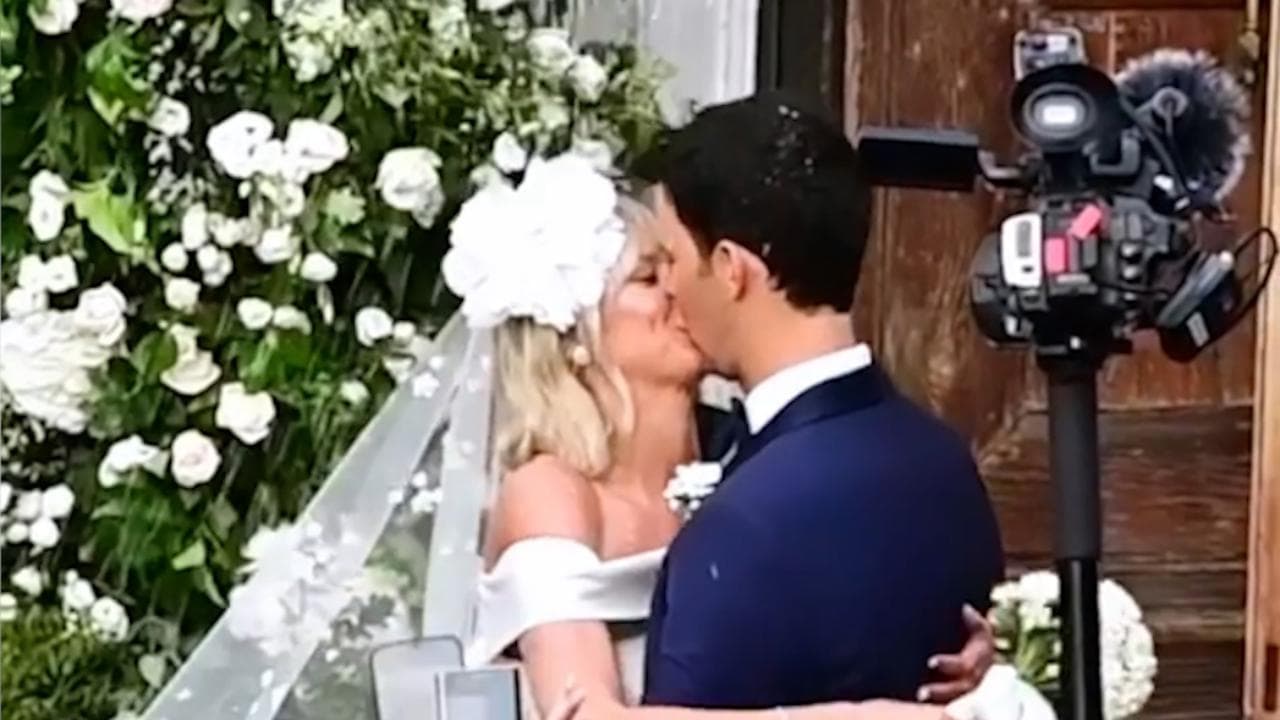 Venezia, Federica Pellegrini e Matteo Giunta: primo bacio da marito e moglie all'uscita dalla chiesa