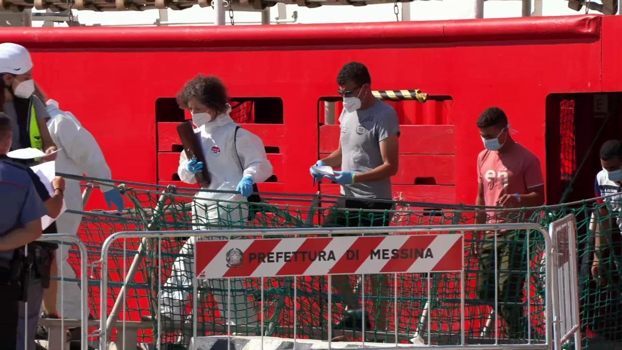 Open Arms, al via a Messina lo sbarco delle 99 persone salvate in mare