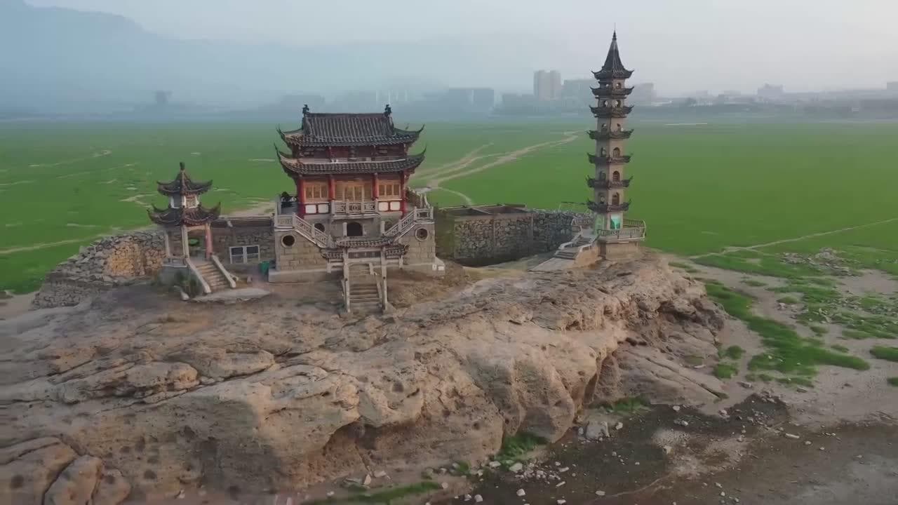 Cina, colpa della siccità: il tempio riaffiora dal lago con due mesi di anticipo