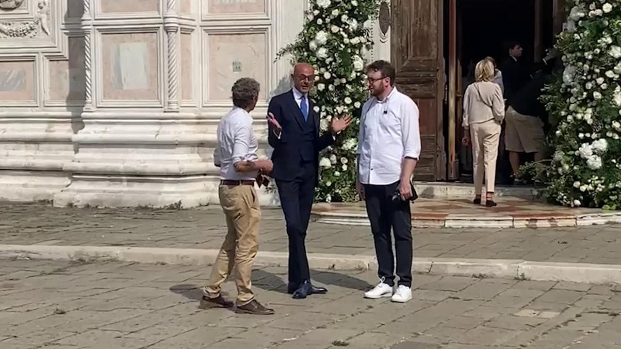Venezia, rose e ortensie nella chiesa del matrimonio di Pellegrini e Giunta. E Miccio supervisiona