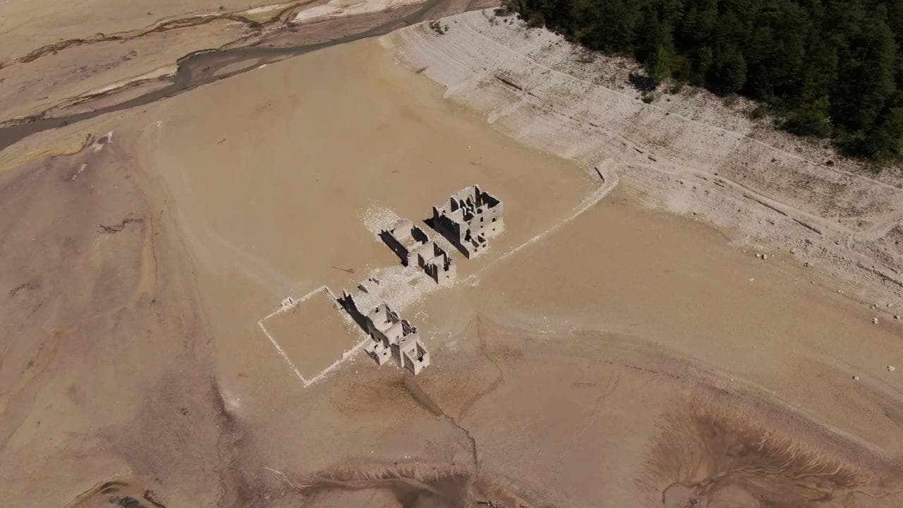 Friuli Venezia Giulia, il lago di Redona è in secca: dai fondali emergono i resti del borgo sommerso