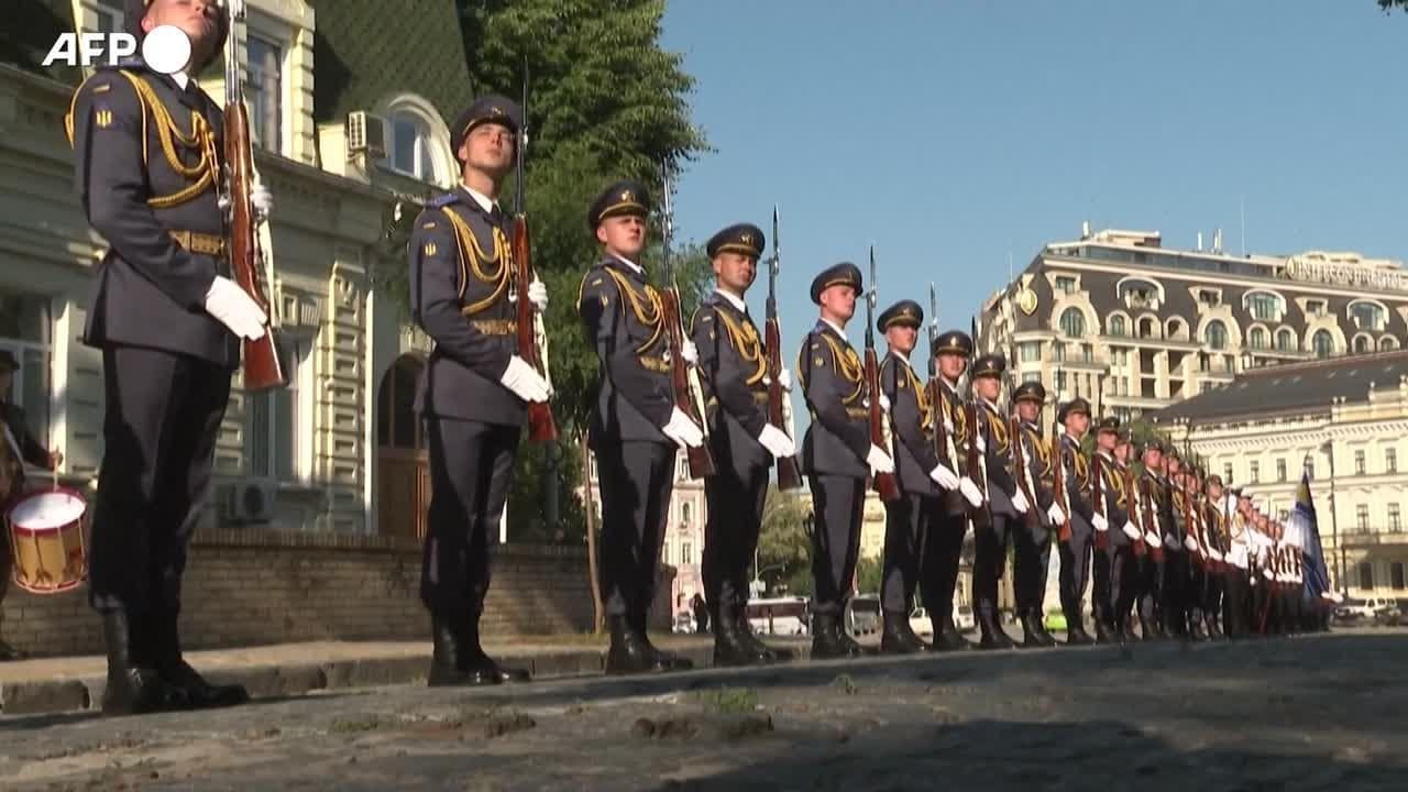 Kiev, l'omaggio di Zelensky ai soldati caduti: il presidente ucraino depone fiori al memoriale