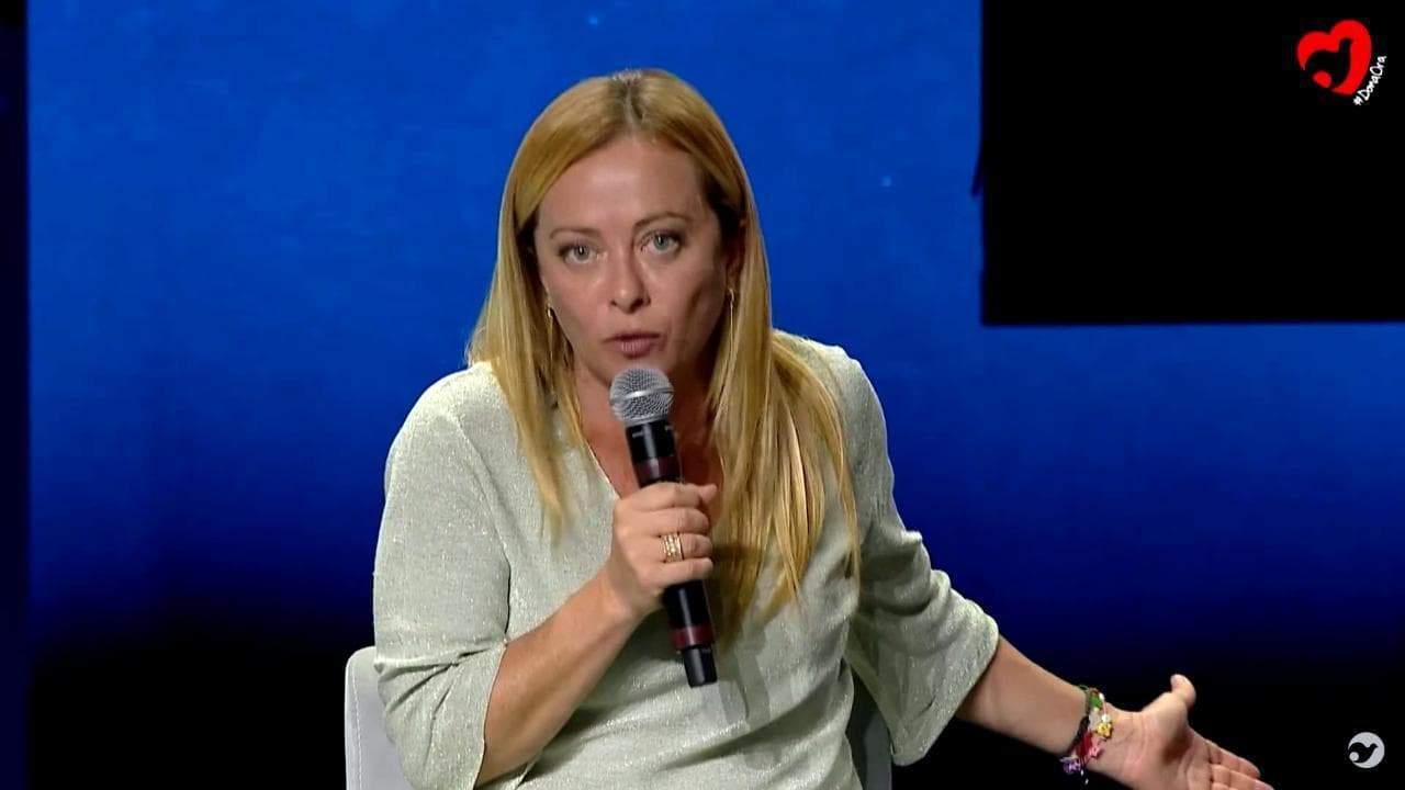 Meeting di Rimini, Meloni: "Ho imparato più come cameriera che in Parlamento"