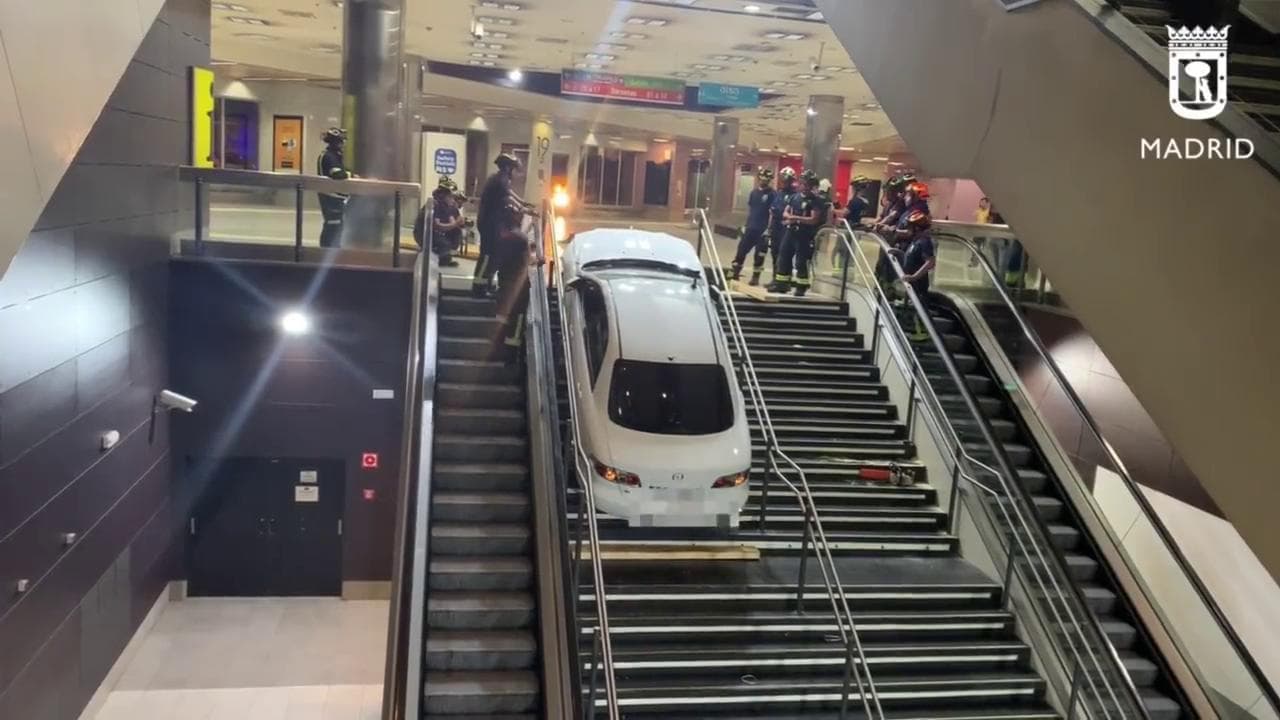 Madrid, automobile finisce dentro la stazione del metrò, conducente in fuga. Il video del recupero