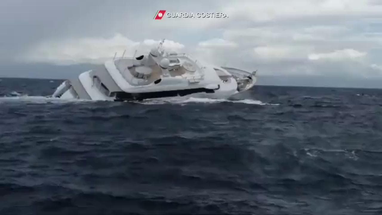 Le immagini del mega yacht di 40 metri che affonda a largo di Catanzaro Lido