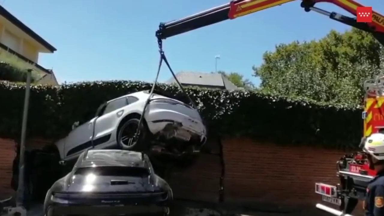 Come distruggere due Porsche da 100mila euro con una sola manovra